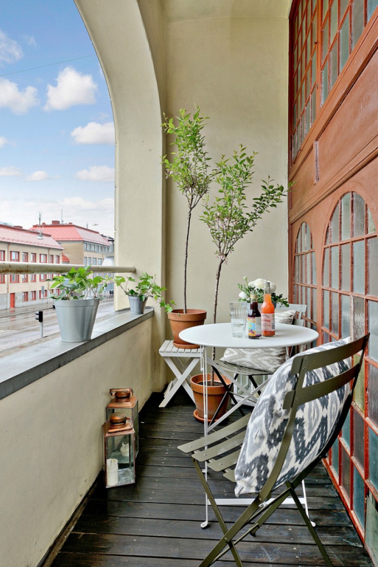 Miedziane lampiony i metalowe meble na małym balkonie (28420)