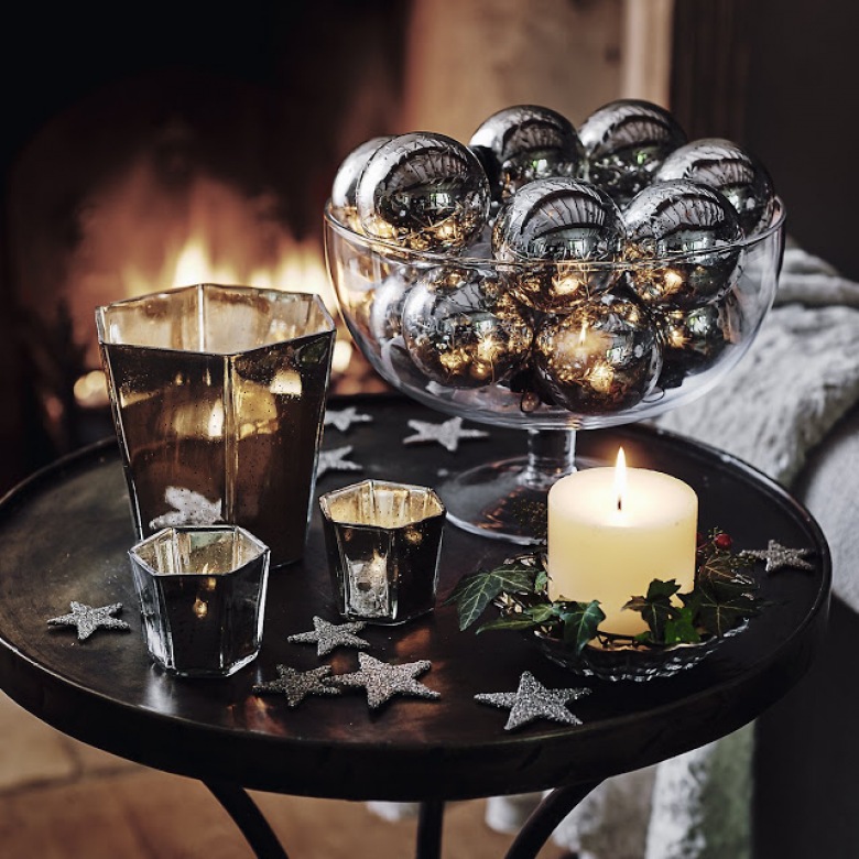 Okrągły stolik przy kominku w świątecznej dekoracji ze srebrnymi bombkami i gwiazdkami (47776)