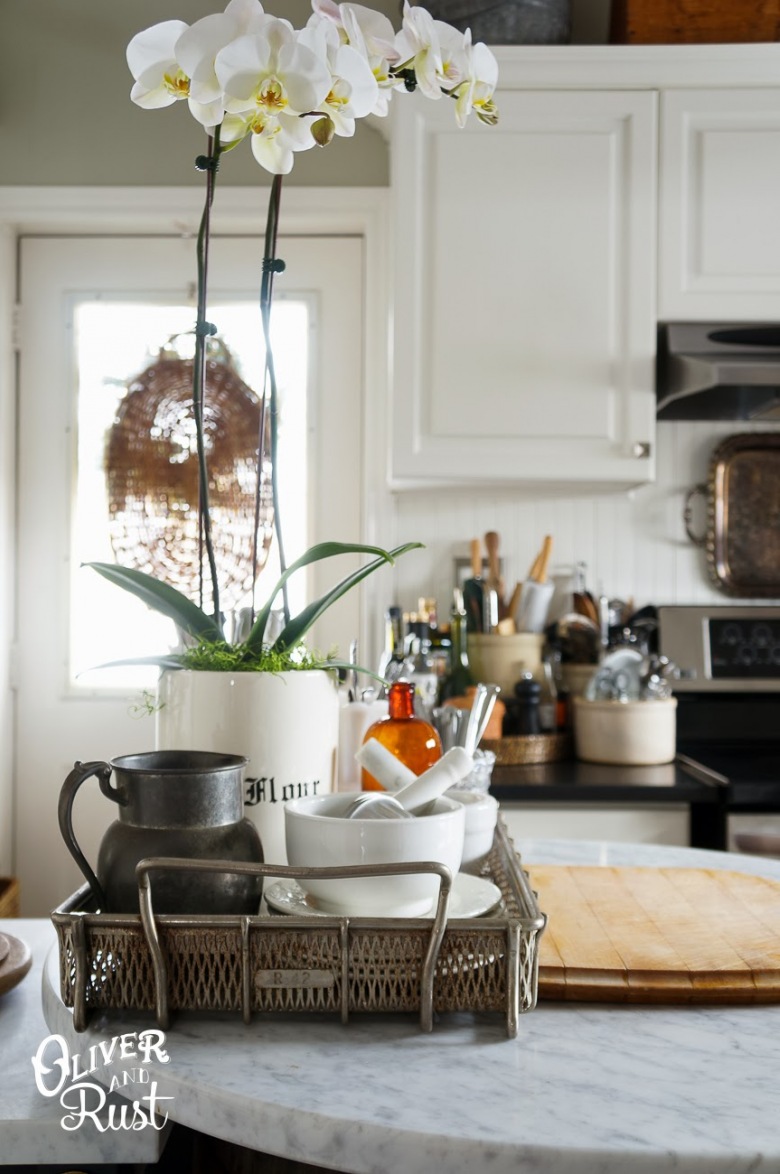 Tacka pozwala zorganizować przestrzeń i lepiej wyeksponować dekoracyjne elementy w kuchni. Storczyk w donicy wnosi do wnętrza przyjemną naturalną aurę i dodaje nieco romantyzmu rustykalnej...