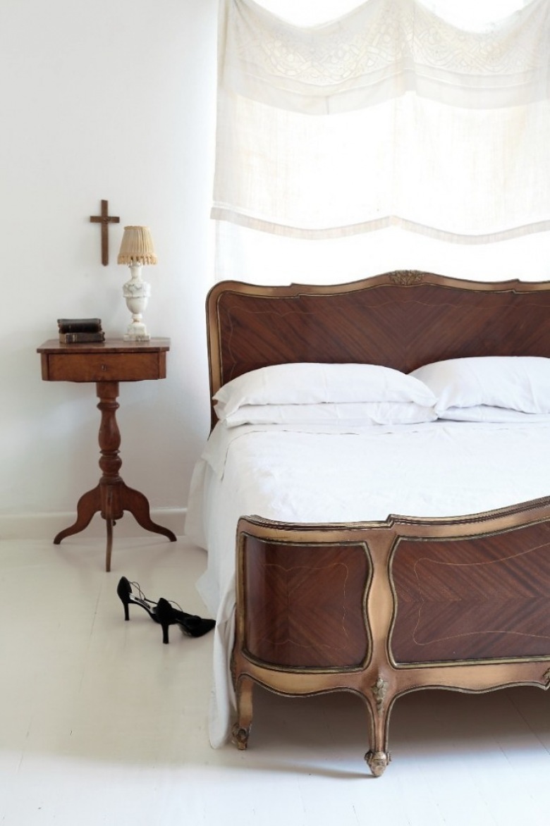 Biala sypialnia z klasycznym francuskim łóżkiem i stolikiem nocnym (22459)