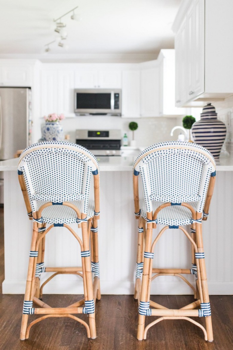 Krzesła stanowią nie tylko praktyczny element wyposażenia kuchni, ale także ją dekorują. Barowe siedziska nadają wnętrzu wakacyjny klimat. Niebieskie elementy urozmaicają wystrój i kojarzą się ze...