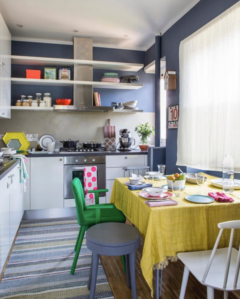 Kolorowe dekoracje w białej kuchni i niebieskimi ścianami (48619)