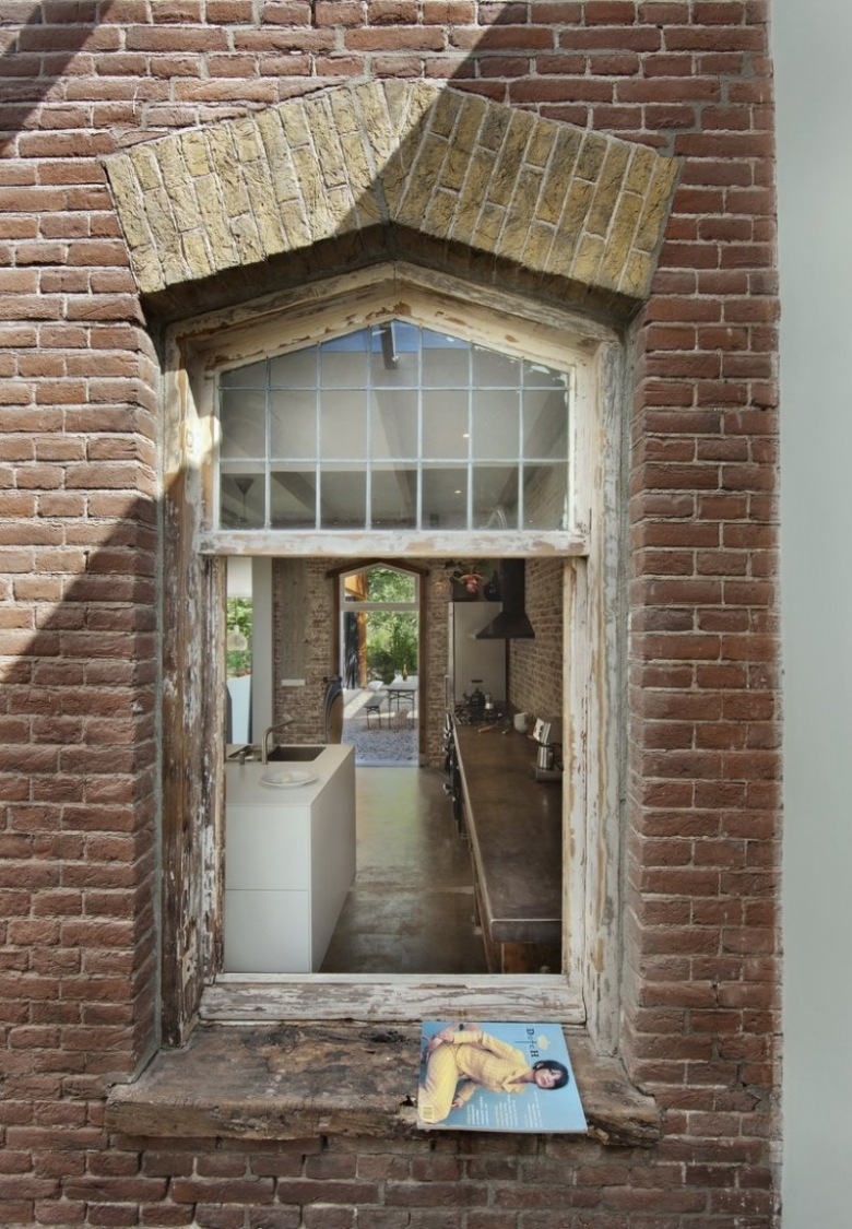 Klasyczne okno w tradycyjnej elewacji domu z czerwonej cegły (23632)