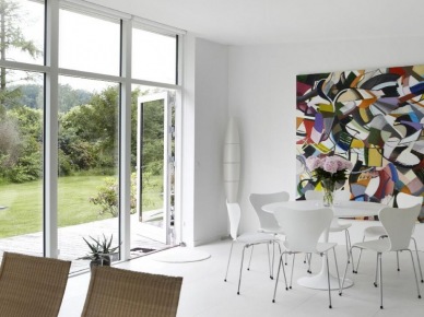 Okrągły nowoczesny stół z białymi krzesłami w minimalistycznej jadalni (21861)