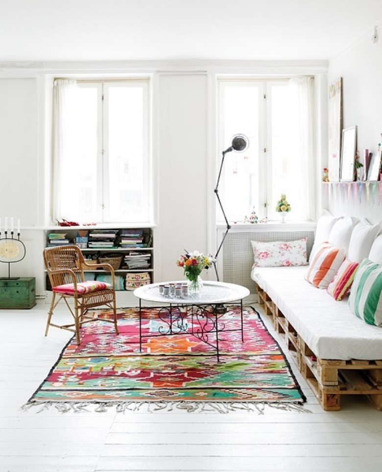 Sofa i siedziska z palet w aranżacji salonu w stylu skandynawskim i vintage (22097)