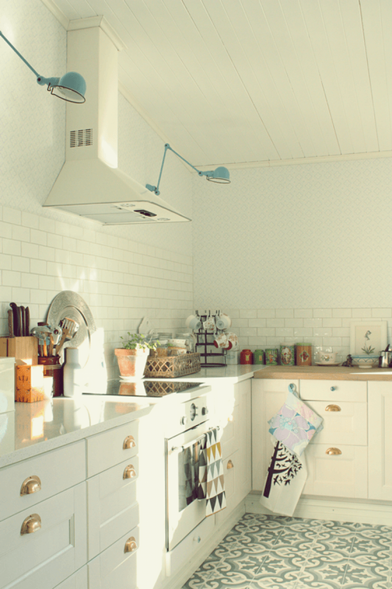 Turkusowe kinkiety na białej ścianie w kuchni (21001)