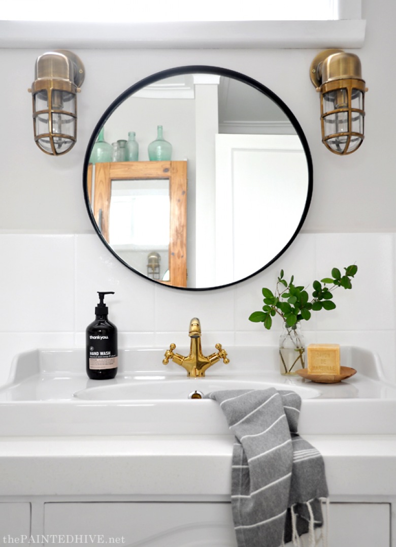 Okrągłe lustro nad umywalką wprowadza pewną harmonię do wnętrza. Łazienka, pomimo swojego oryginalnego charakteru, prezentuje się bardzo spokojnie i schludnie....