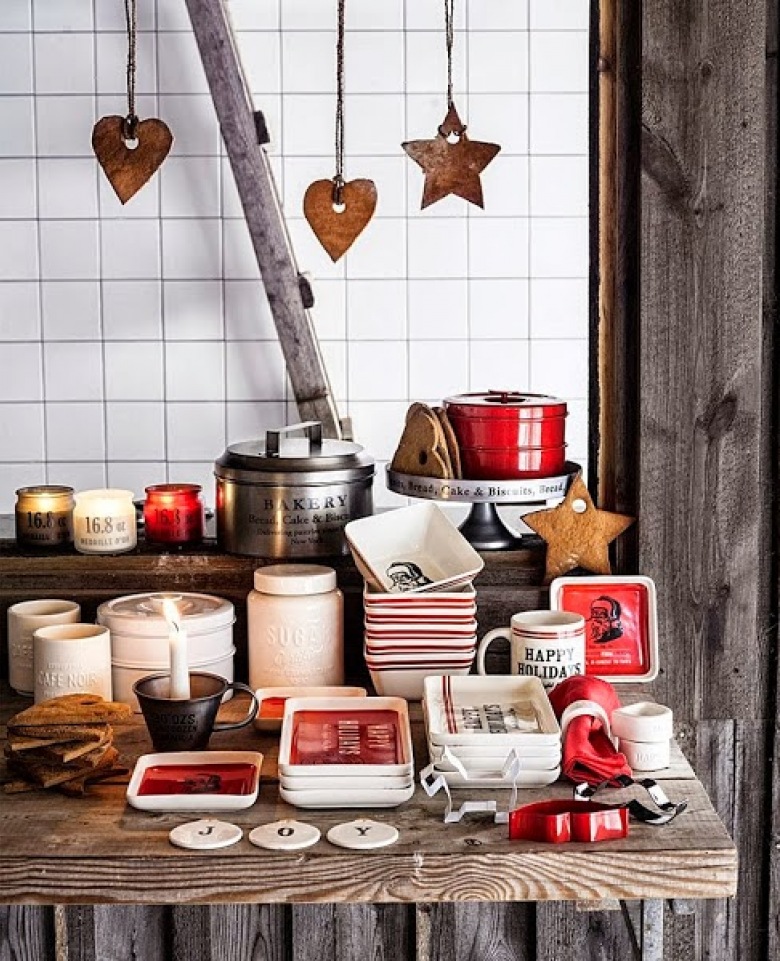 Świąteczna aranżacja w kuchni z czerwonymi pojemnikami (20657)