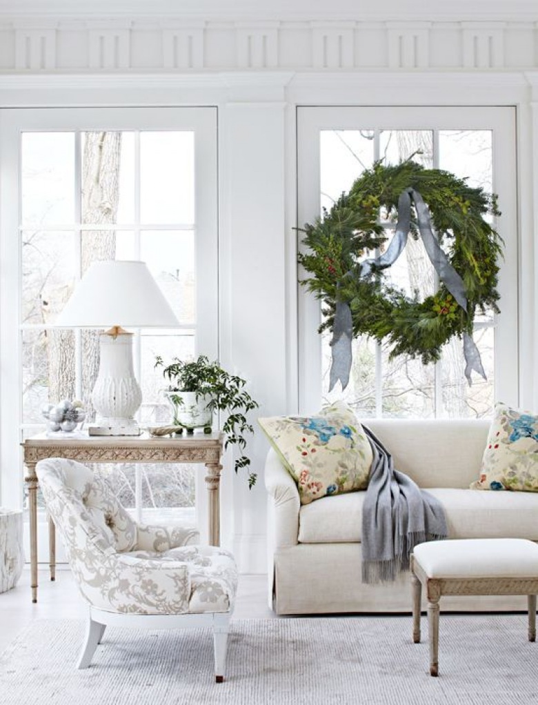 Duży wianek świąteczny w oknie białego salonu w eleganckim saloniku francuskim z konsolką i biała ceramiczna lampą stołową (27430)