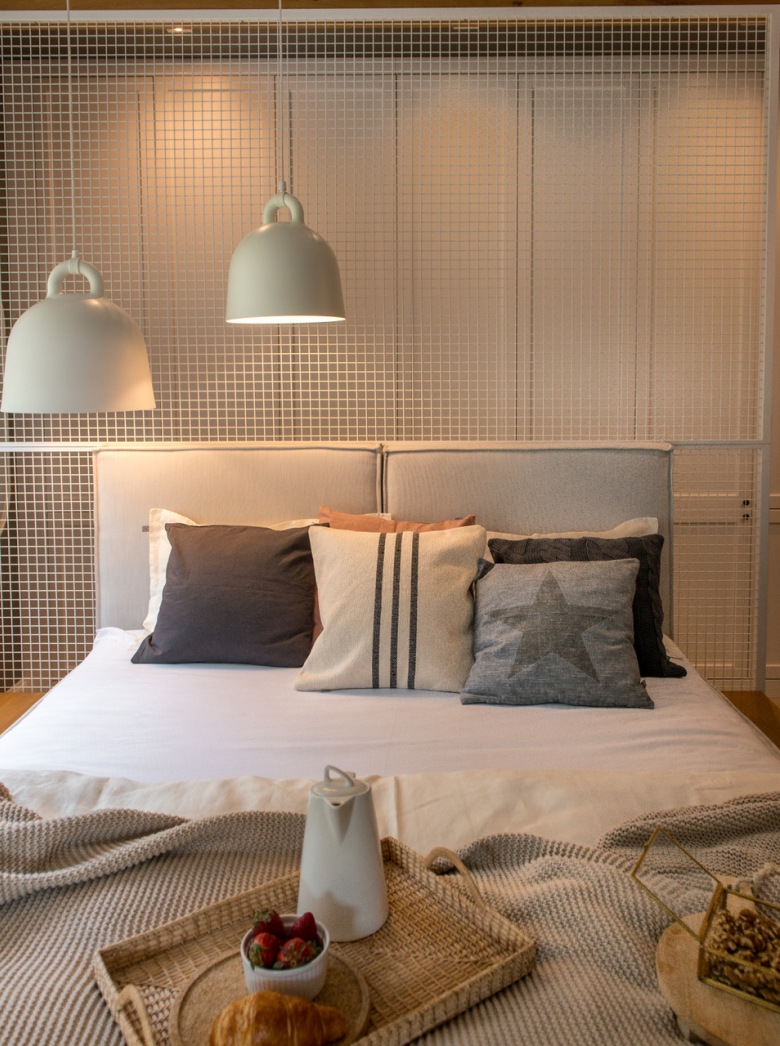 Sypialnia ma bardzo przyjemny klimat dzięki zastosowaniu odpowiednich dodatków. Różne poduszki nawiązujące do jednej neutralnej palety barw dodają...