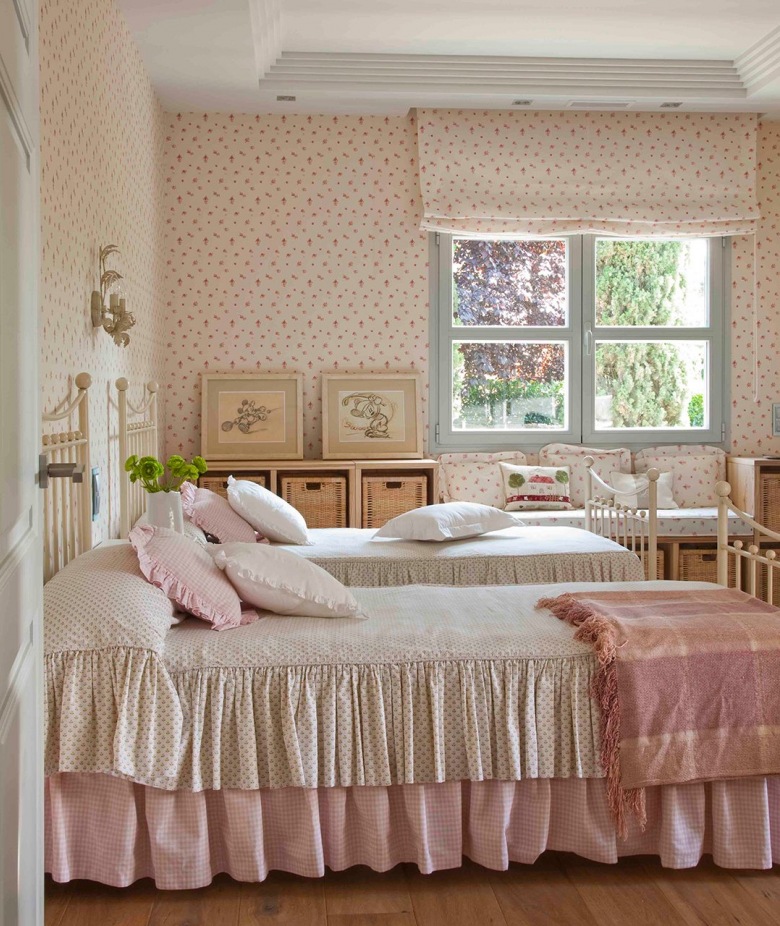 Romantyczna sypialnia z tapetą i roletą w angielskim stylu (20262)