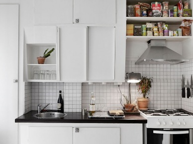 Białe kwadratowe płytki na ścianie w białej kuchni skandynawskiej w nowoczesnym stylu (26442)