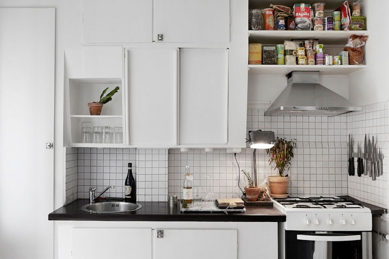 Białe kwadratowe płytki na ścianie w białej kuchni skandynawskiej w nowoczesnym stylu (26442)