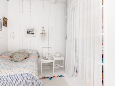 Mała sypialnia w białym kolorze z dywanikiem z kolorowymi pomponami (28561)