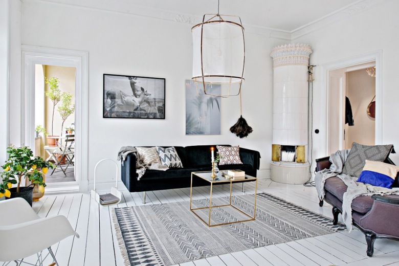 Czarna sofa nowoczesna,skandynawski dywan etno,kwadratowy stolik metalowy,lampa kokon na metalowym stelażu i stylowy wrzosowy szezlong w salonie (28406)