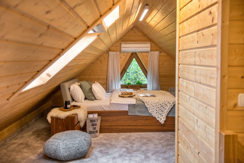 Drewniane skosy i łóżko w połączeniu z delikatnymi tekstyliami tworzą niezwykły charakter. Przytulność wnętrza potęguje miękka...