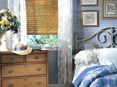 Błękitna sypialnia z drewnianymi żaluzjami i drewnianą stylową komodą (28491)