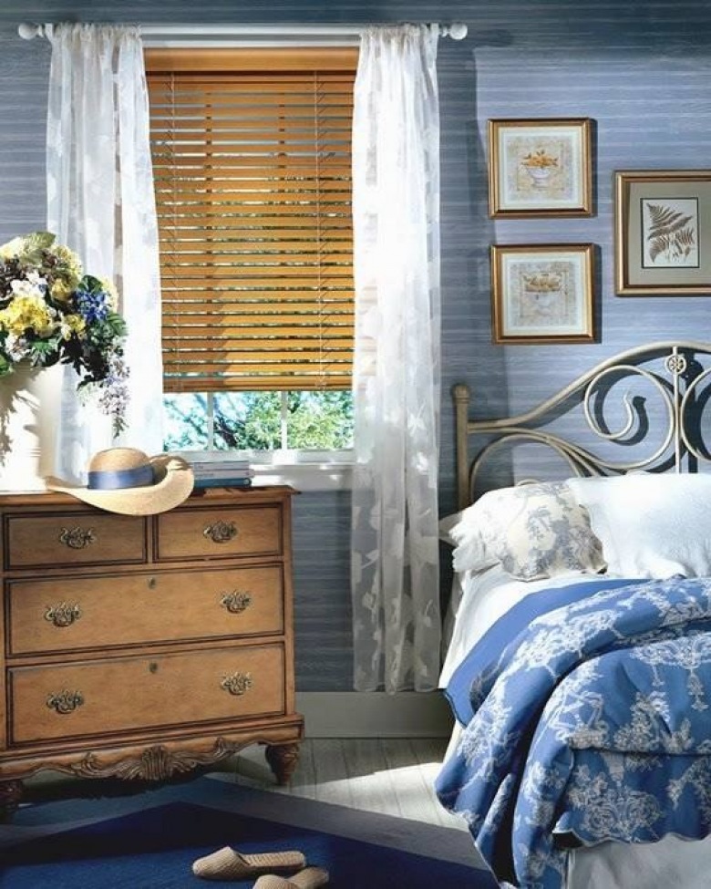 Błękitna sypialnia z drewnianymi żaluzjami i drewnianą stylową komodą (28491)