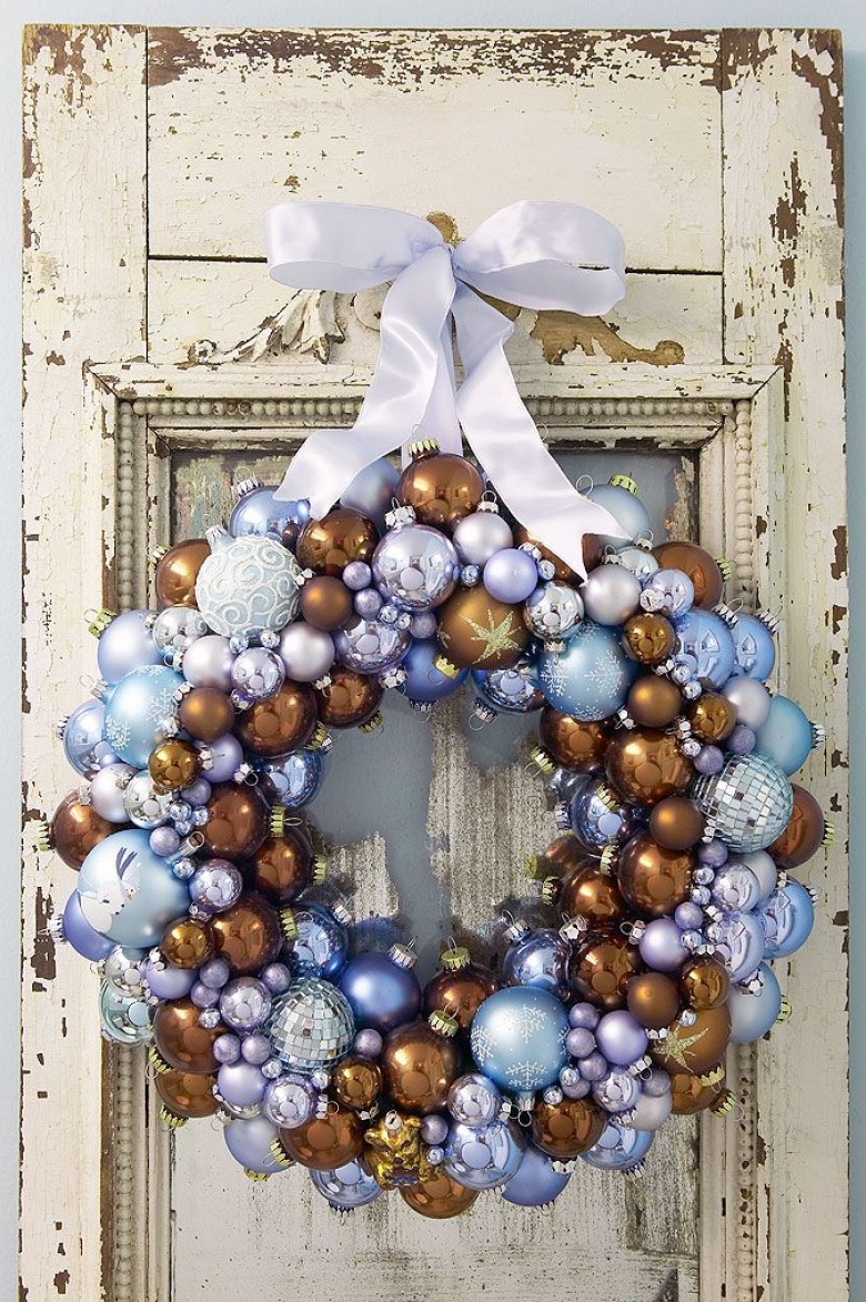 Niebiesko-brązowe bombki w świątecznym wianku na drzwiach (20476)