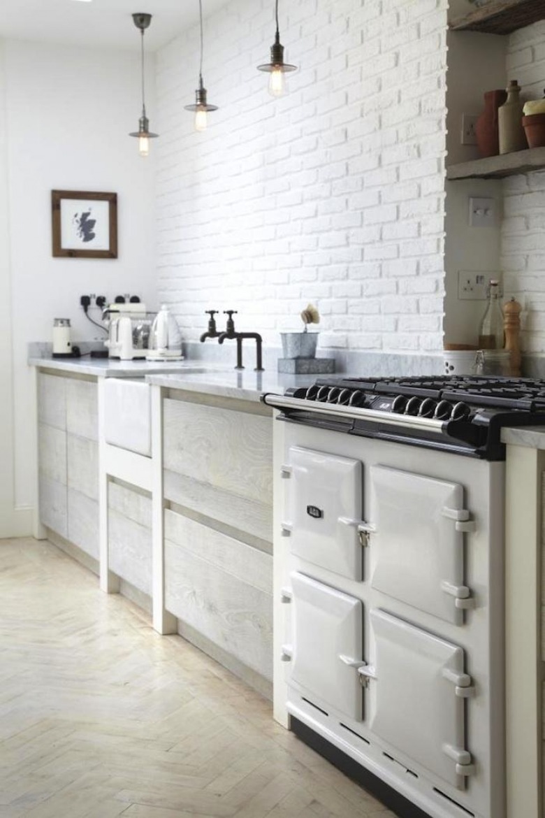 Jasnoszara kuchnia w modern rustykalnym stylu z retro kuchn ią i biała cegła na ścianie (25637)