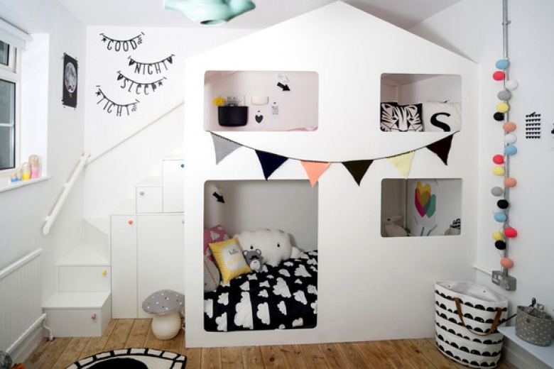 Skandynawską prostotę właściciele mieszkania połączyli z niezwykłą kreatywnością, tworząc dla swoich dzieci oryginalny domek do spania. Czarne i kolorowe dodatki urozmaicają skąpaną w bieli...