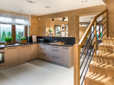 W wyjątkowo przytulnej kuchni ciepły charakter zapewniają drewniane elementy, od szafek stojących przez ściany po schody. Naturalny materiał, który łączy się z czarnymi detalami, tworzy niepowtarzalny i elegancki...