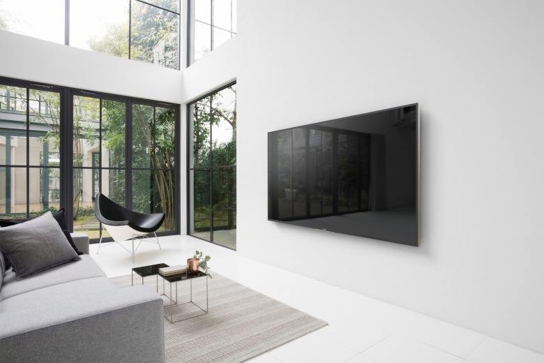 Minimalistyczny salon z dużym telewizorem (51297)
