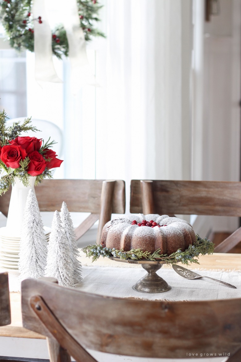 Jadalnia zyskuje na uroku dzięki świątecznym dekoracjom. Na stole postawiono piękną babę, która smakowicie urozmaica wystrój...