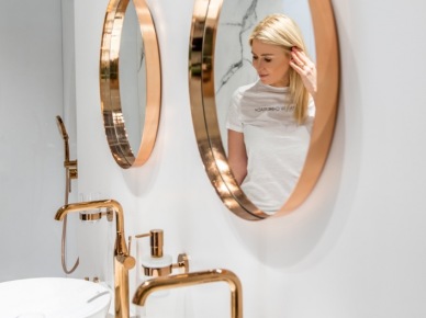 Złote okrągłe lustra w białej łazience (55712)