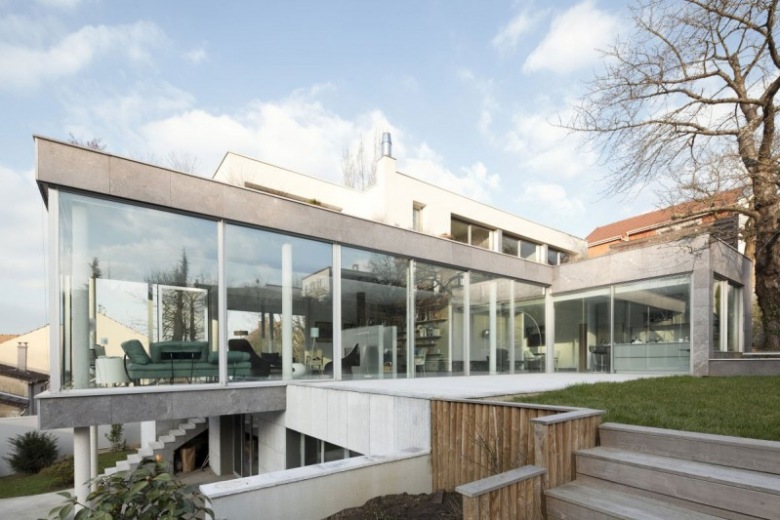 nowoczesny dom we Francji z panoramicznymi ścianami ze szkła - aranżacja wnętrza w nowoczesnym stylu z dizajnerskimi meblami.Biały, estetyczny i...