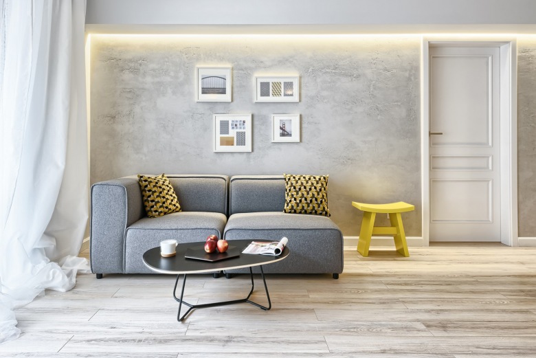 Salon urządzono według skandynawskiej koncepcji, niepozbawiony jest także niektórych nowoczesnych zabiegów, jak chociażby ledowe podświetlenie ściany za sofą. Sama sofa w klasycznym szarym kolorze prezentuje się elegancko i dostojnie, wygląda także na...