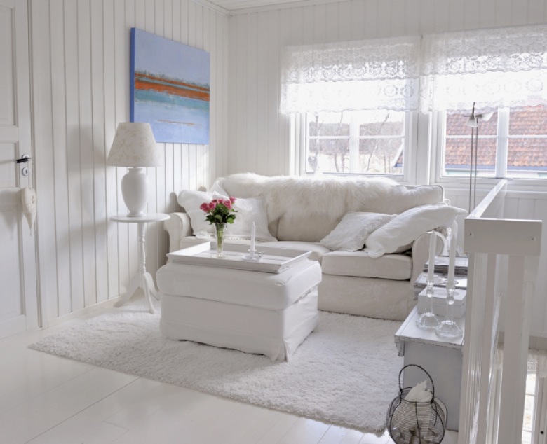 Biała sofa,podnóżek,biały dywan i biały okragły stolik z lampą w białym saloniku (24493)