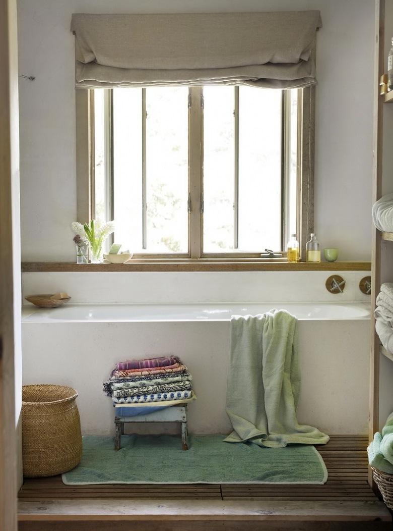 Szaro-beżowa roleta rzymska na oknie w prostej łazience z białymi i drewnianymi detalami (25344)
