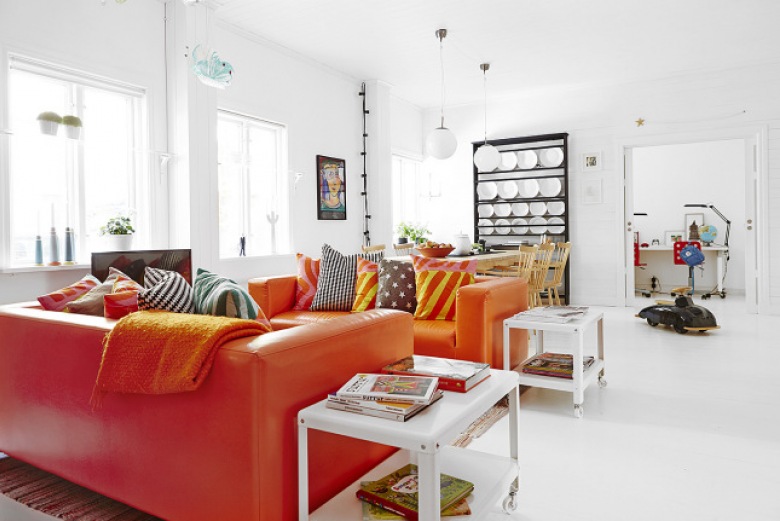 Pomarańczowe sofy ze skóry,białe stoliki pomocnicze,czarny regał z pólkami i biała podłoga w salonie (24659)