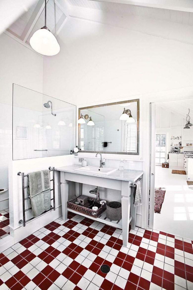 Wiejska łazienka z biało-czerwoną terakotą  i rustykalnymi dodatkami (22867)