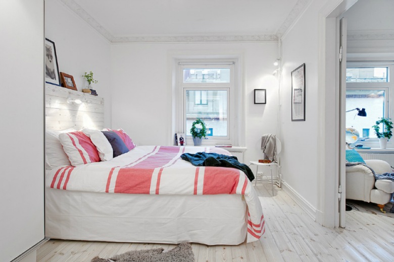 Białe łóżko z drewna z pościelą w różowe paski (22031)