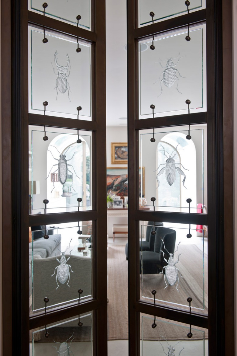 Dwuskrzydłowe przeszklone drzwi ze skarabeuszami w skandynawskim stylu (22949)