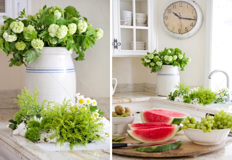 Białe kwiaty, arbuzy i winogrona w dekoracji tradycyjnej białej kuchni (23876)
