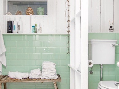 Miętowy kolor ceramicznych płytek na ścianie w białej łazience z ażurową ścianką (28562)