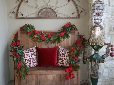 Czerwone dekoracje świąteczne z gwiazdy betlejemskiej i poduszek na ławce (19908)