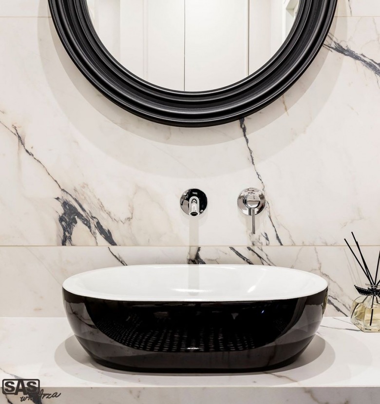 Czarno-biała umywalka w eleganckiej łazience (52424)