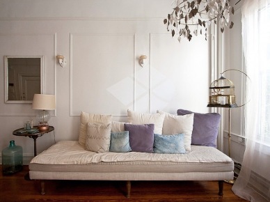 Turkusowe i fioletowe poduszki i dekoracje na kanapie w salonie (20874)