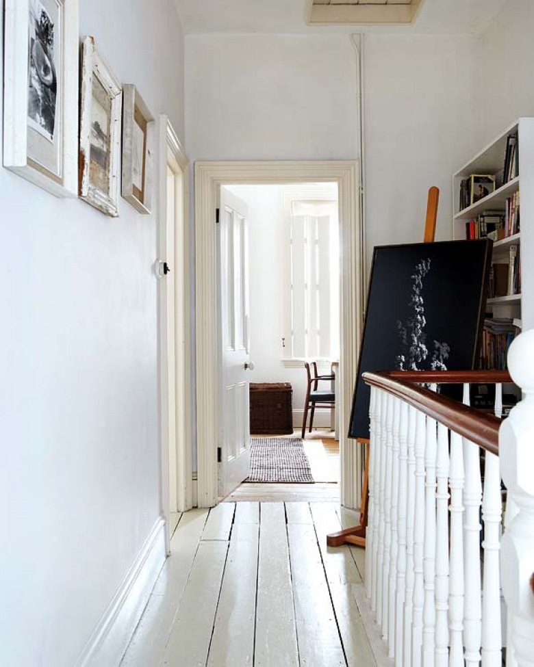 Galeria obrazów przy białych, drewnianych schodach (20128)