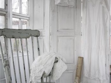 Aranżacja w stylu francuskiego shabby chic w białej sypialni (21801)