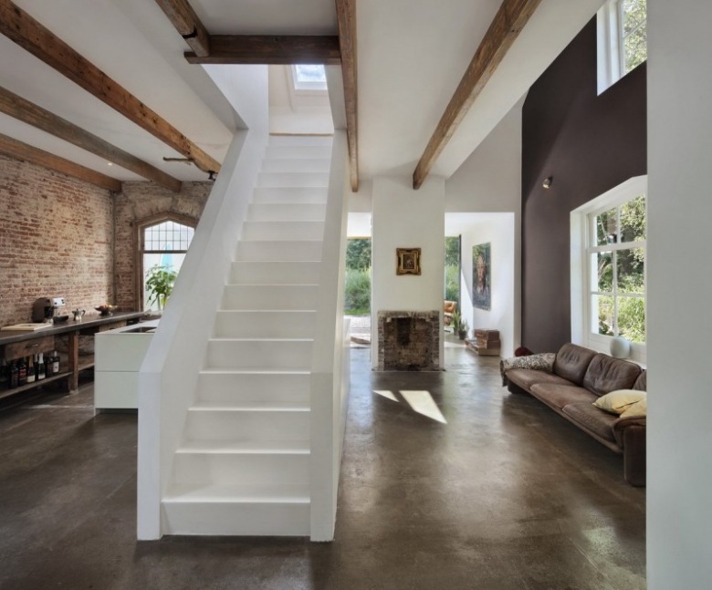 Nowoczesna otwarta zabudowa domu z dywanowymi bialymi schodami pośrodku wnętrza (23627)