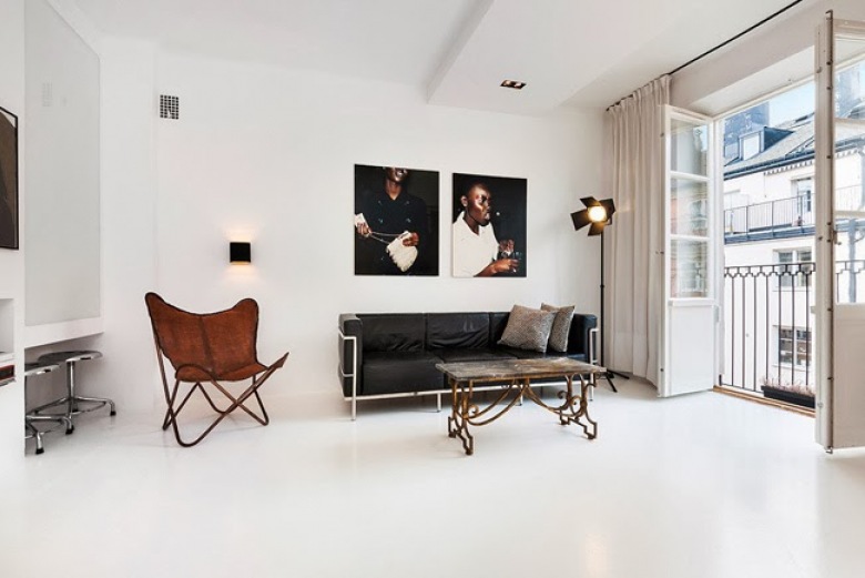 Skandynawski salon z kontrastowymi meblami i detalami w czarnym i brązowym kolorze (22042)