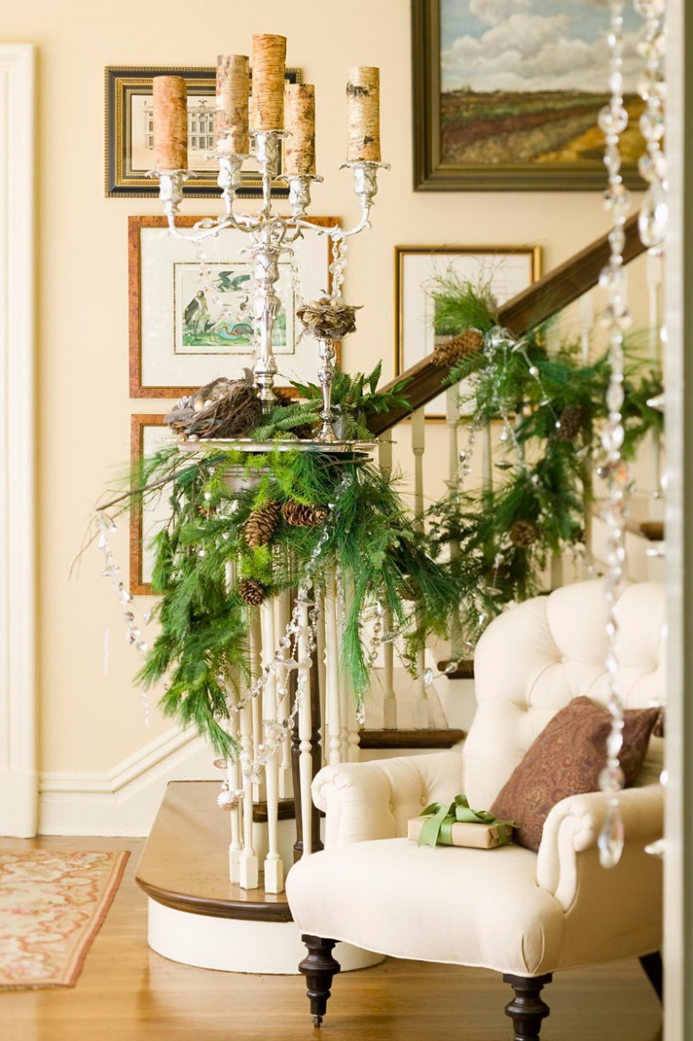 Pięcioramienny srebrny świecznik,szklane girlandy i zielone gałązki w dekoracji stylowych schodów (27399)