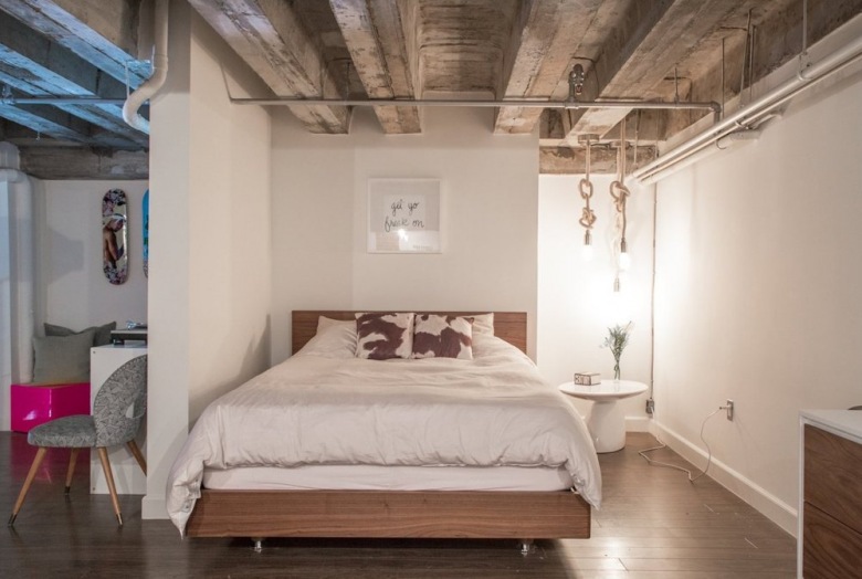 Drewniane nowoczesne łóżko w białej sypialni w lofcie z żarówkami na grubym powrozie (26731)