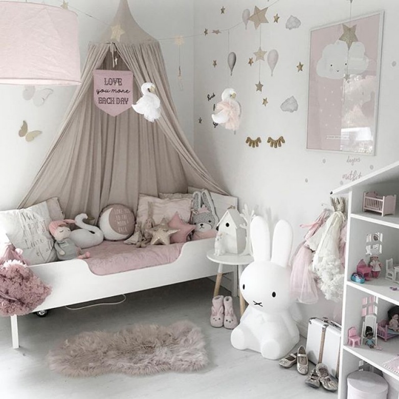 Baldachim zawieszony nad łóżeczkiem wprowadza bardzo przytulny klimat do pokoju dziecięcego. Bogate dekoracje na ścianie urozmaicają wystrój całego...