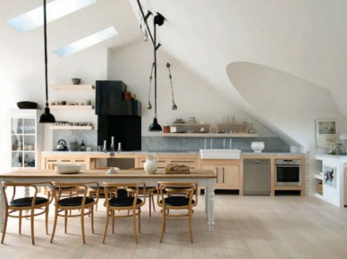 Półki z surowego drewna na róznych poziomach ścian w kuchni (20174)